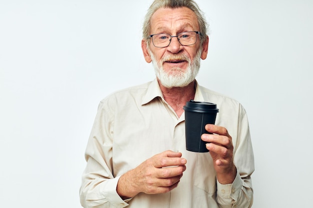 Hombre mayor de pelo gris con camisa y anteojos, un fondo aislado de vidrio negro