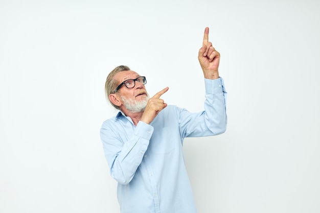 Hombre mayor de pelo gris con camisa y gafas posando emociones fondo aislado
