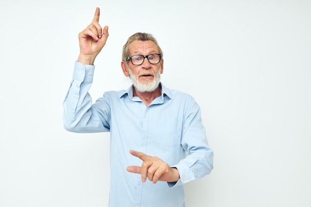 Hombre mayor de pelo gris con camisa y gafas posando emociones fondo aislado