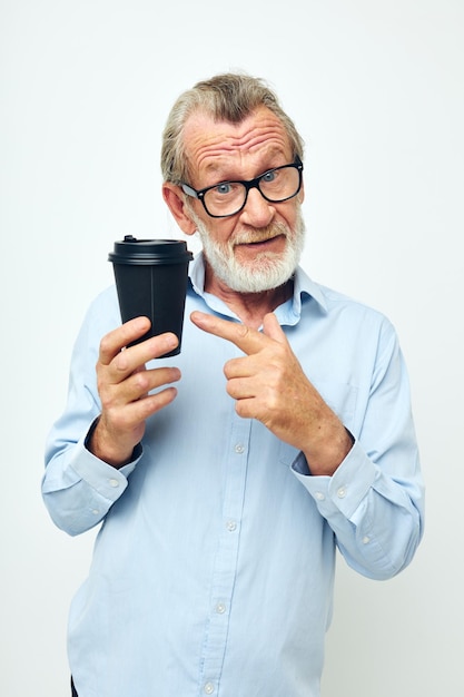 Hombre mayor de pelo gris con gafas y camisas de vidrio desechable fondo aislado