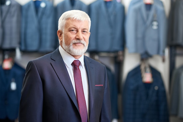 Hombre mayor de en la tienda ropa para hombres. | Foto Premium