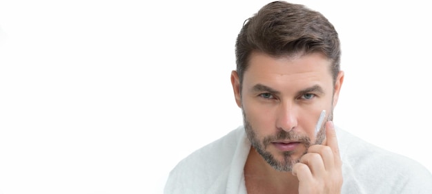 Hombre mayor con piel limpia y perfecta belleza cuidado de la piel masculina cosmetología belleza spa cara cosmética masculina