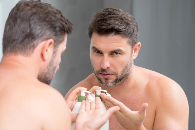 Hombre mayor con piel limpia y perfecta belleza cuidado de la piel masculina cosmetología belleza spa cara cosmética masculina