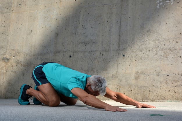 Hombre mayor, practicar, estirar