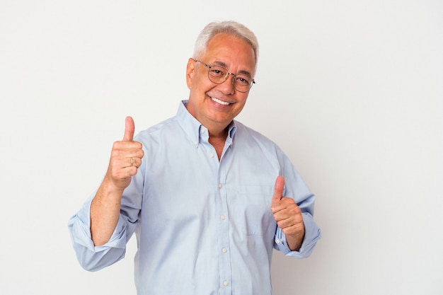 Foto hombre mayor que levanta ambos pulgares hacia arriba, sonriente y confiado.