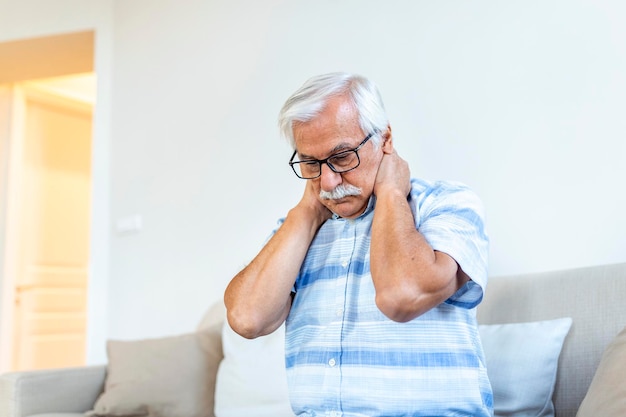 Hombre mayor que se siente agotado y sufre de dolor de cuello Concepto de salud Hombre mayor triste con dolor de cuello Hombre mayor con síndrome de dolor crónico fibromialgia que sufre de dolores de cuello agudos