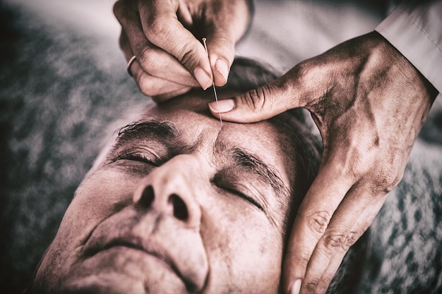 Hombre mayor, recibiendo, masaje de cabeza, de, fisioterapeuta