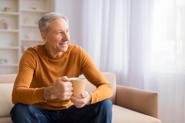 Hombre mayor relajándose con una taza de café