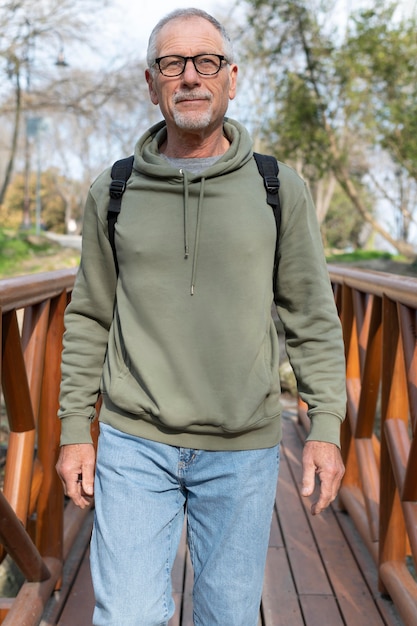 Hombre mayor, relajante, en el parque