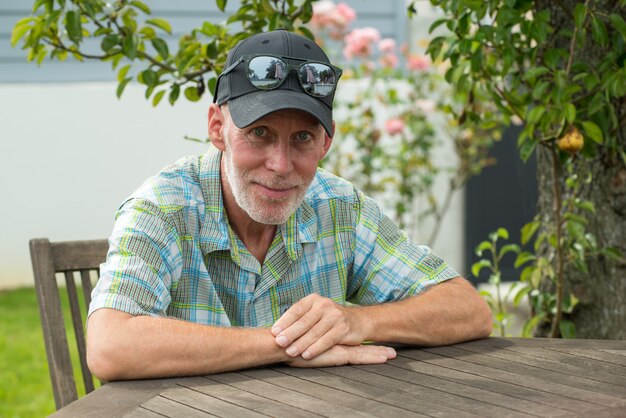 Hombre mayor en un retrato de gorra de béisbol