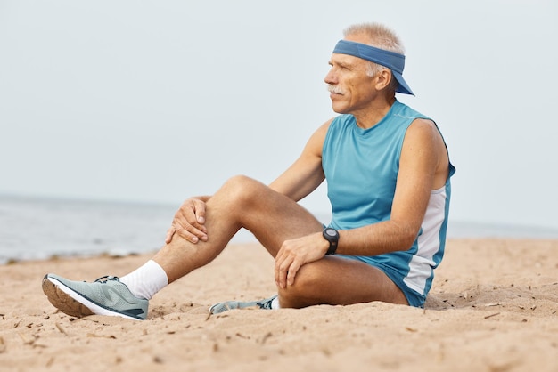 hombre mayor, en, ropa deportiva, relajante, en, playa