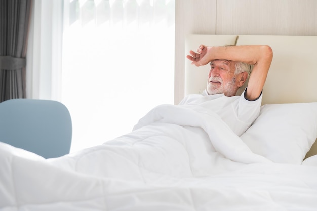 Foto hombre mayor sintiéndose enfermo en la cama