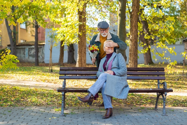 Hombre mayor sorprendió a su esposa con flores5