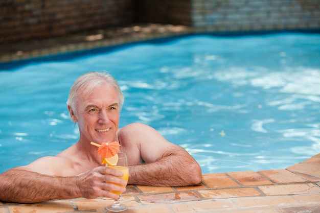 Hombre mayor en su piscina