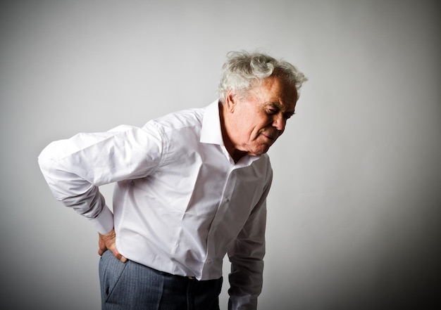 Hombre mayor, sufrimiento, de, dolor de espalda
