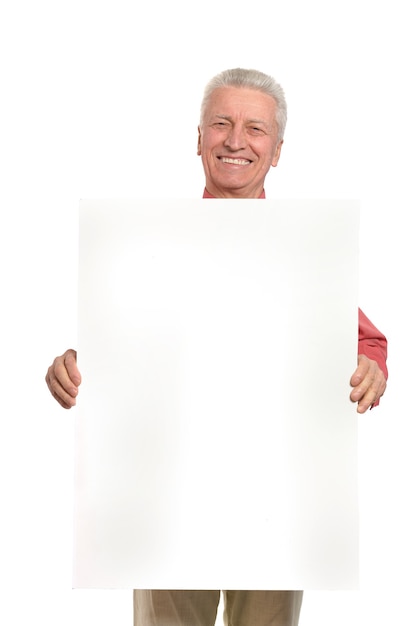 Hombre mayor con tablero de publicidad en blanco o espacio de copia, aislado en blanco