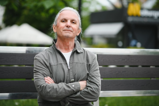 Foto el hombre mayor tiene buen tiempo en el parque