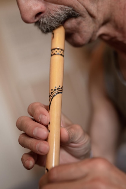 Hombre mayor tocando la flauta sin rostro hombre no profesional de ancianos grabadores caucásicos personas con bigote con boca y labios tocar en pipa música amateur de cerca en casa pasatiempos y ocio