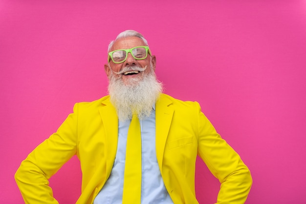 Foto hombre mayor en traje amarillo extravagante