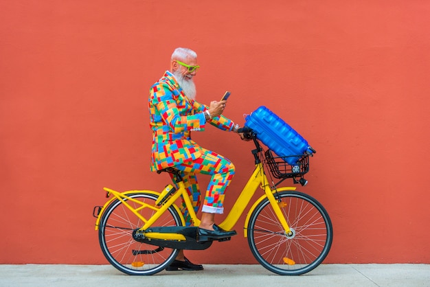 hombre mayor en traje colorido extravagante