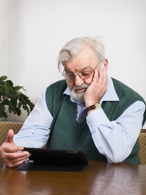 hombre mayor, utilizar, tableta digital