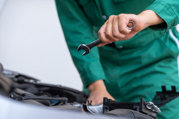 Hombre mecánico está arreglando el motor