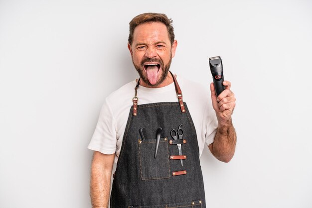 Hombre de mediana edad con actitud alegre y rebelde, bromeando y sacando la lengua. concepto de barbero