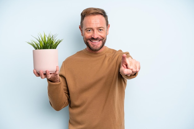 Hombre de mediana edad apuntando a la cámara eligiéndote. concepto de maceta