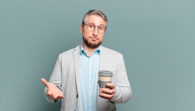 Hombre de mediana edad con café para llevar