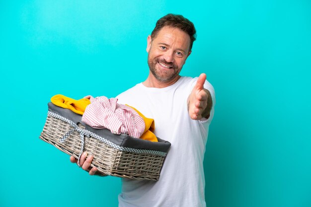 Hombre de mediana edad con cesta de paños