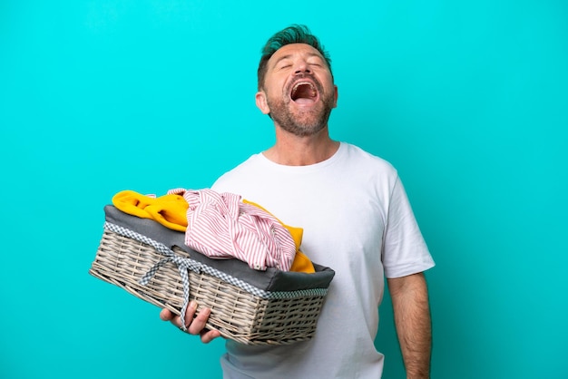 Hombre de mediana edad con cesta de paños