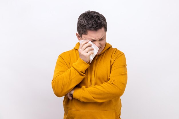 Hombre de mediana edad desesperado frotando los ojos cansados llorando por la desesperanza y la soledad