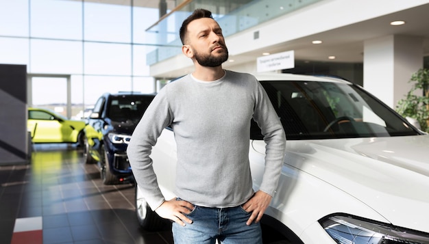 Hombre de mediana edad elige un coche nuevo en un concesionario de coches