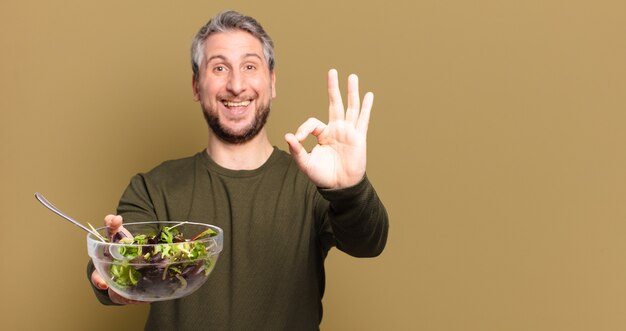 Hombre de mediana edad con una ensalada