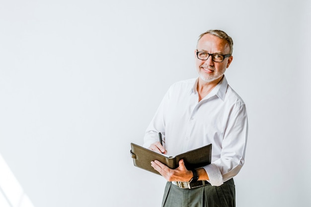 Hombre de mediana edad escribiendo en su agenda