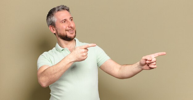 Hombre de mediana edad con un espacio de copia