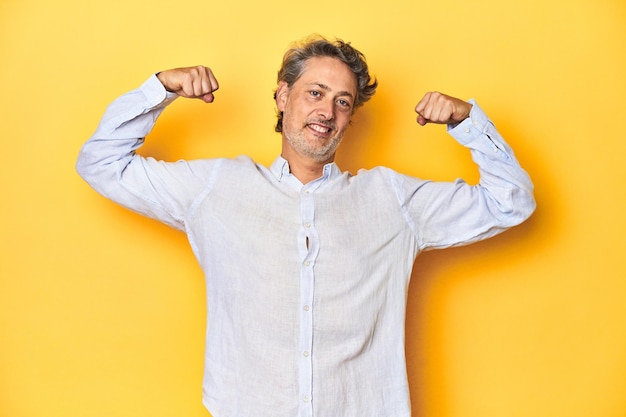 Hombre de mediana edad expresando emociones en estudio