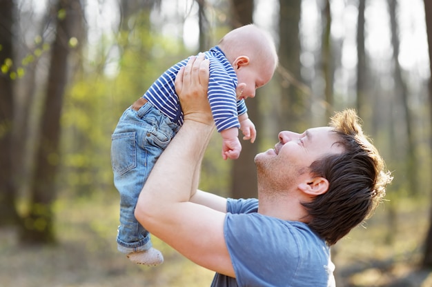 Hombre de mediana edad feliz sosteniendo a su pequeño bebé