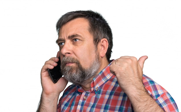 Foto hombre de mediana edad habla por un teléfono móvil