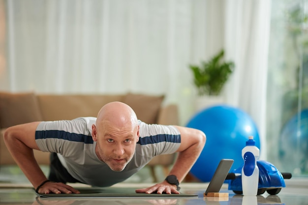 Hombre de mediana edad haciendo flexiones