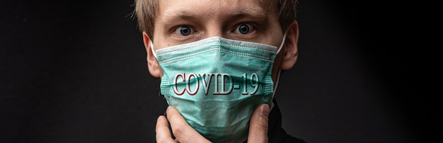 Foto hombre de mediana edad con una máscara médica. concepto de amenaza de coronavirus.