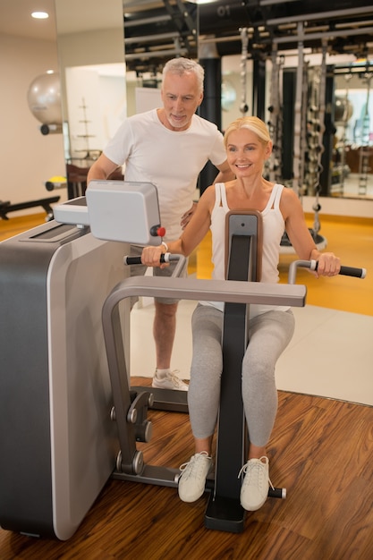 Hombre de mediana edad y una mujer haciendo ejercicio en el gimnasio