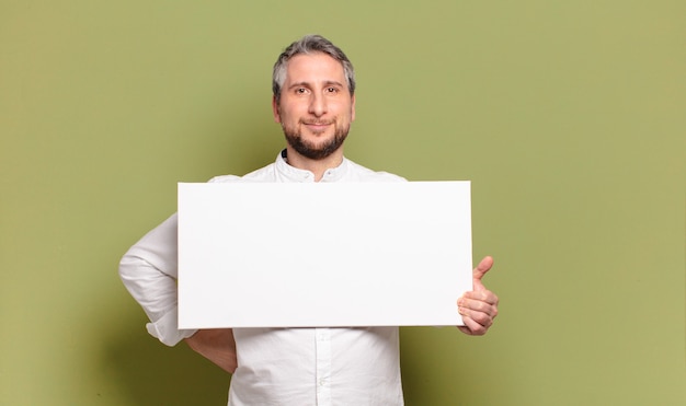 Hombre de mediana edad con una pancarta en blanco vacía