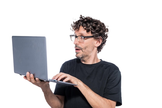 Hombre de mediana edad con portátil sobre fondo blanco.