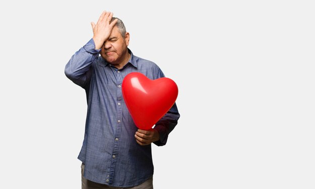 El hombre de mediana edad que celebra el día de San Valentín olvidadizo, realiza algo