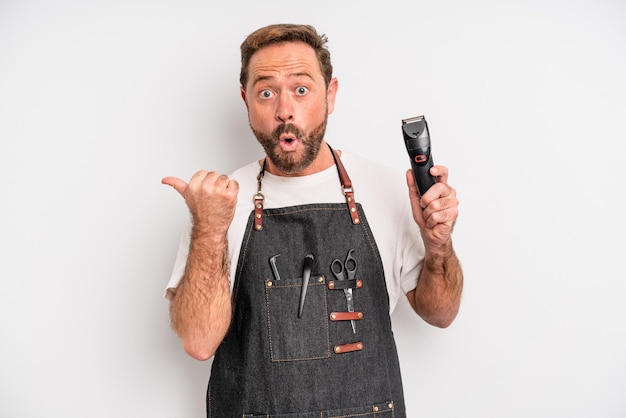 Hombre de mediana edad que parece asombrado por la incredulidad del concepto de peluquero