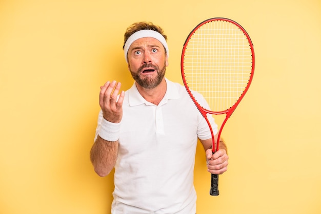 Hombre de mediana edad que parece desesperado, frustrado y estresado. concepto de tenis