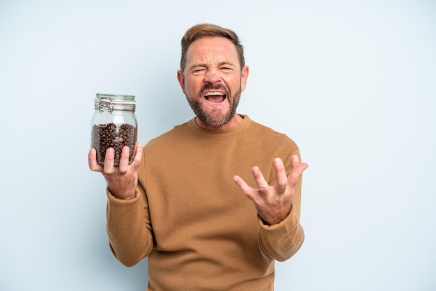 Hombre de mediana edad que parece enojado, molesto y frustrado. concepto de granos de cafe