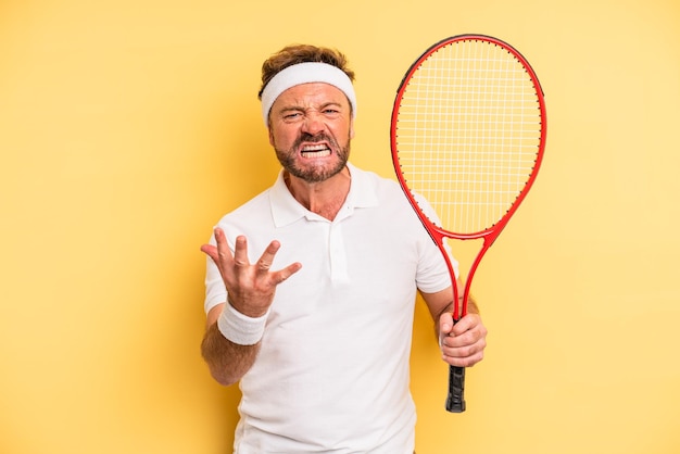 Hombre de mediana edad que parece enojado, molesto y frustrado. concepto de tenis