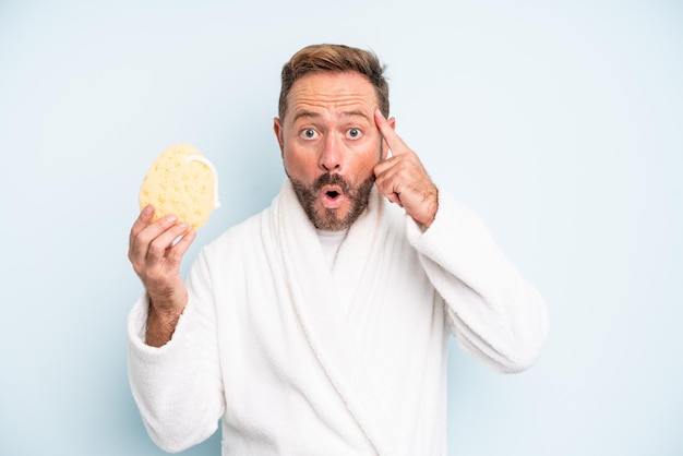 Hombre de mediana edad que parece sorprendido, dándose cuenta de un nuevo pensamiento, idea o concepto. concepto de ducha